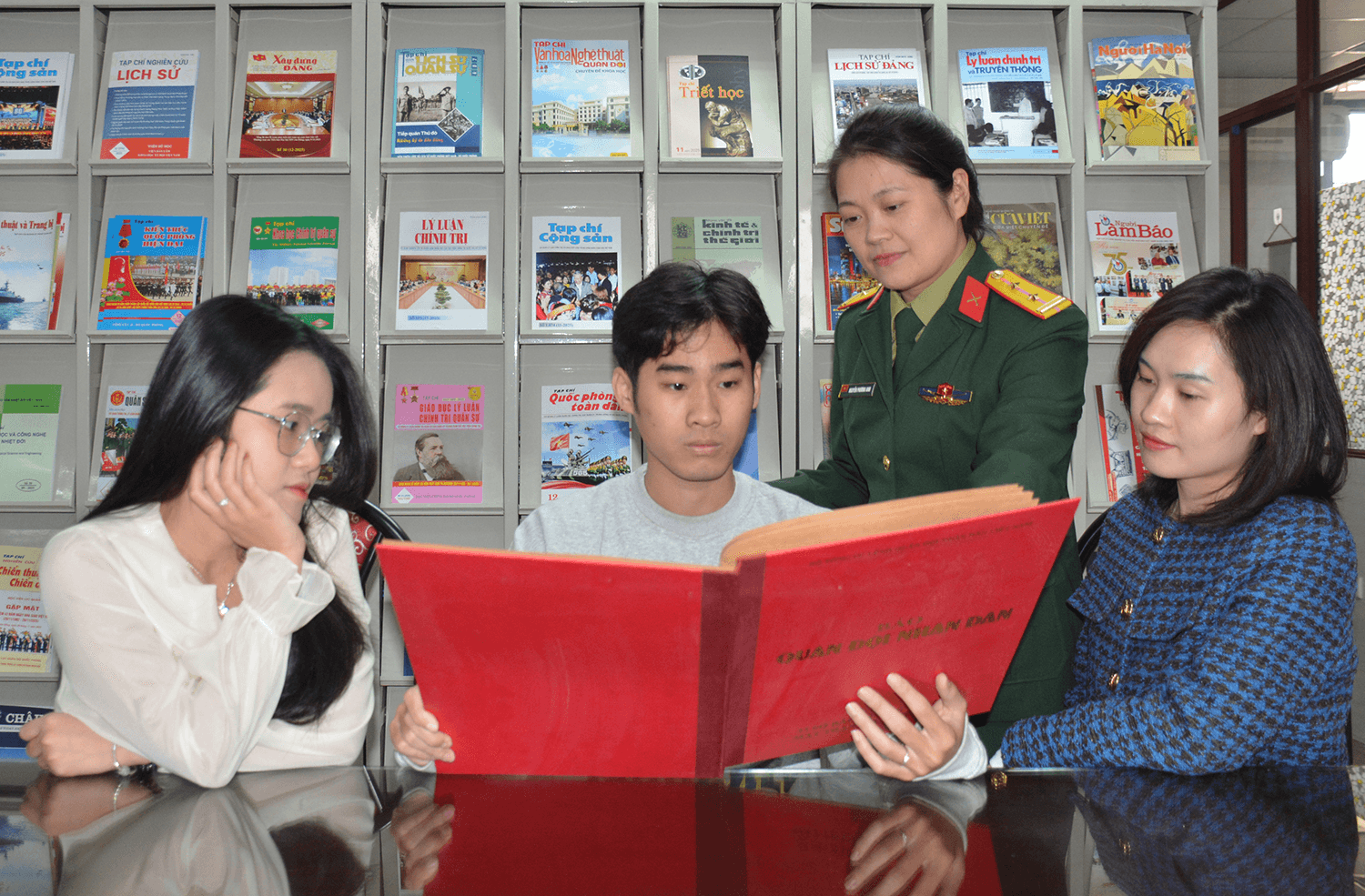 Giàu giá trị thông tin chiến sự
