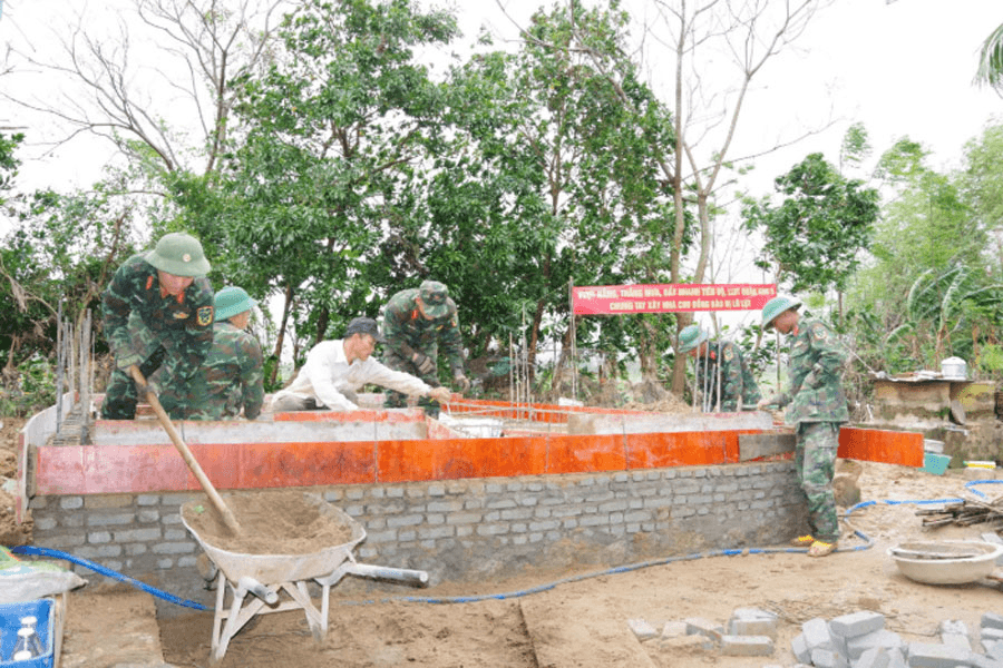 Dựng xong nhà sớm ngày nào, dân đỡ khổ ngày đó