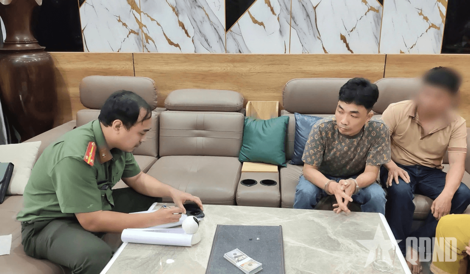 Đà Nẵng: Bắt 2 đối tượng tàng trữ, lưu hành tiền USD giả