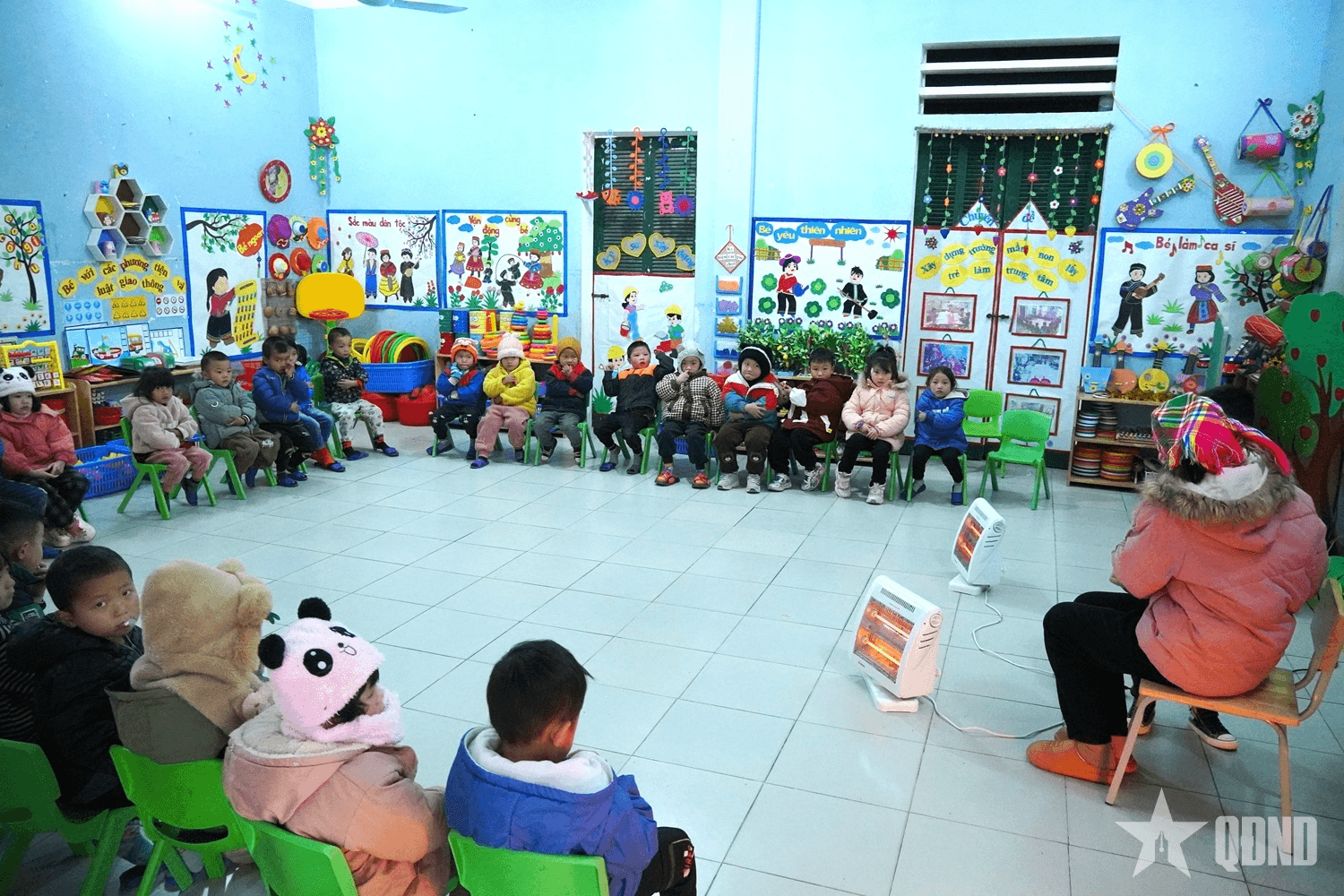 Giữ ấm lớp học, chăm bữa ăn nóng cho học sinh vùng biên những ngày giá rét