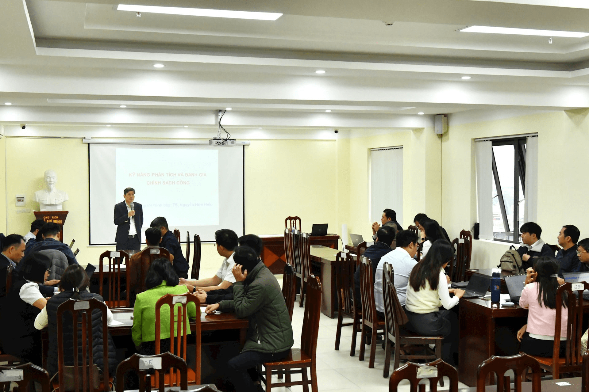 Bồi dưỡng kỹ năng phân tích, đánh giá chính sách công