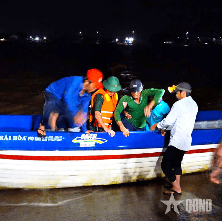 Bộ đội Biên phòng Cà Mau hỗ trợ thuyền viên bị co giật, nghi nhồi máu cơ tim