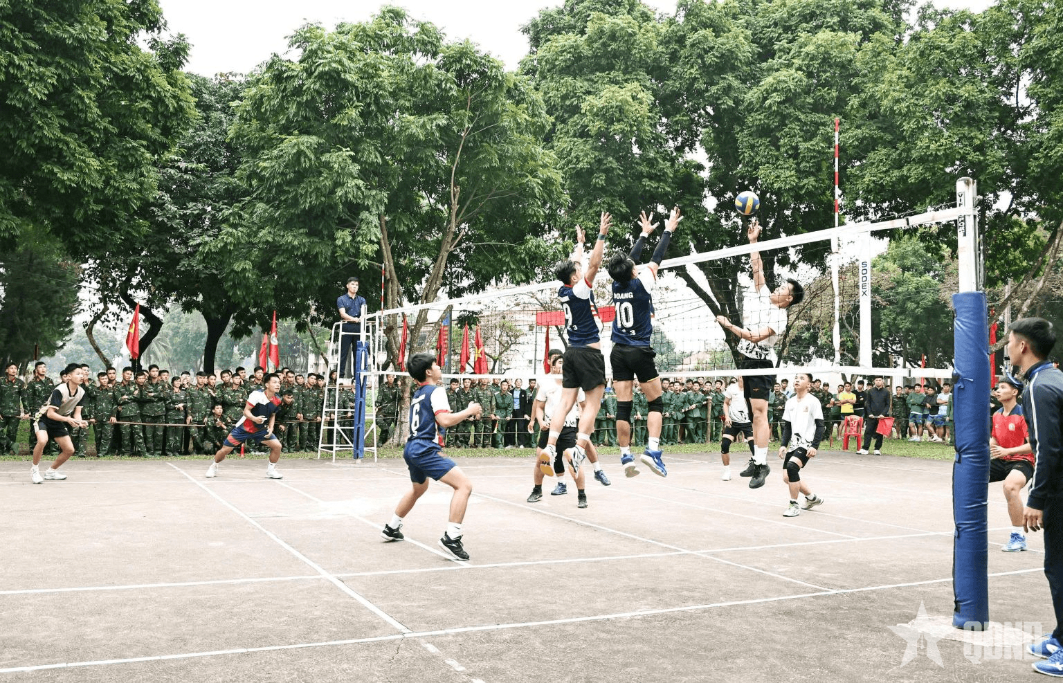 Cú bật cao của học viên cử tuyển và học viên Lào đưa Hệ 3 vô địch