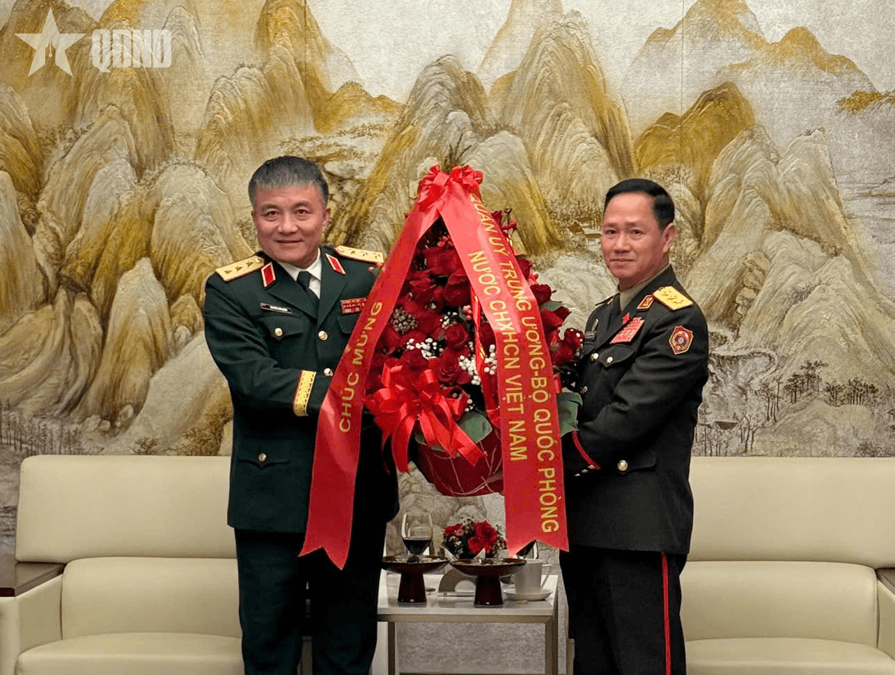 Thượng tướng Nguyễn Văn Hiền đến chào và chúc mừng Bộ trưởng Bộ Quốc phòng Lào