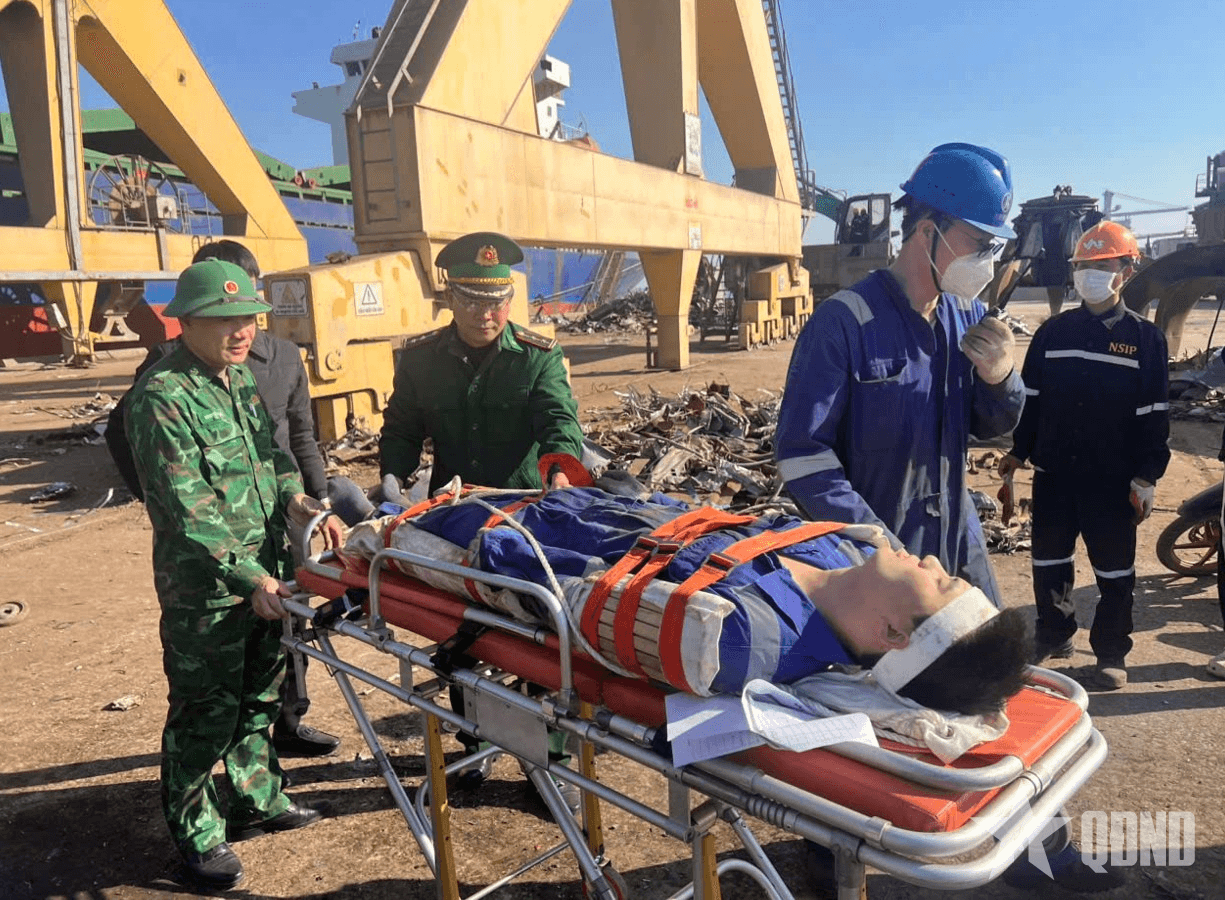 Bộ đội Biên phòng phối hợp đưa thuyền viên nước ngoài bị tai nạn lao động đi cấp cứu