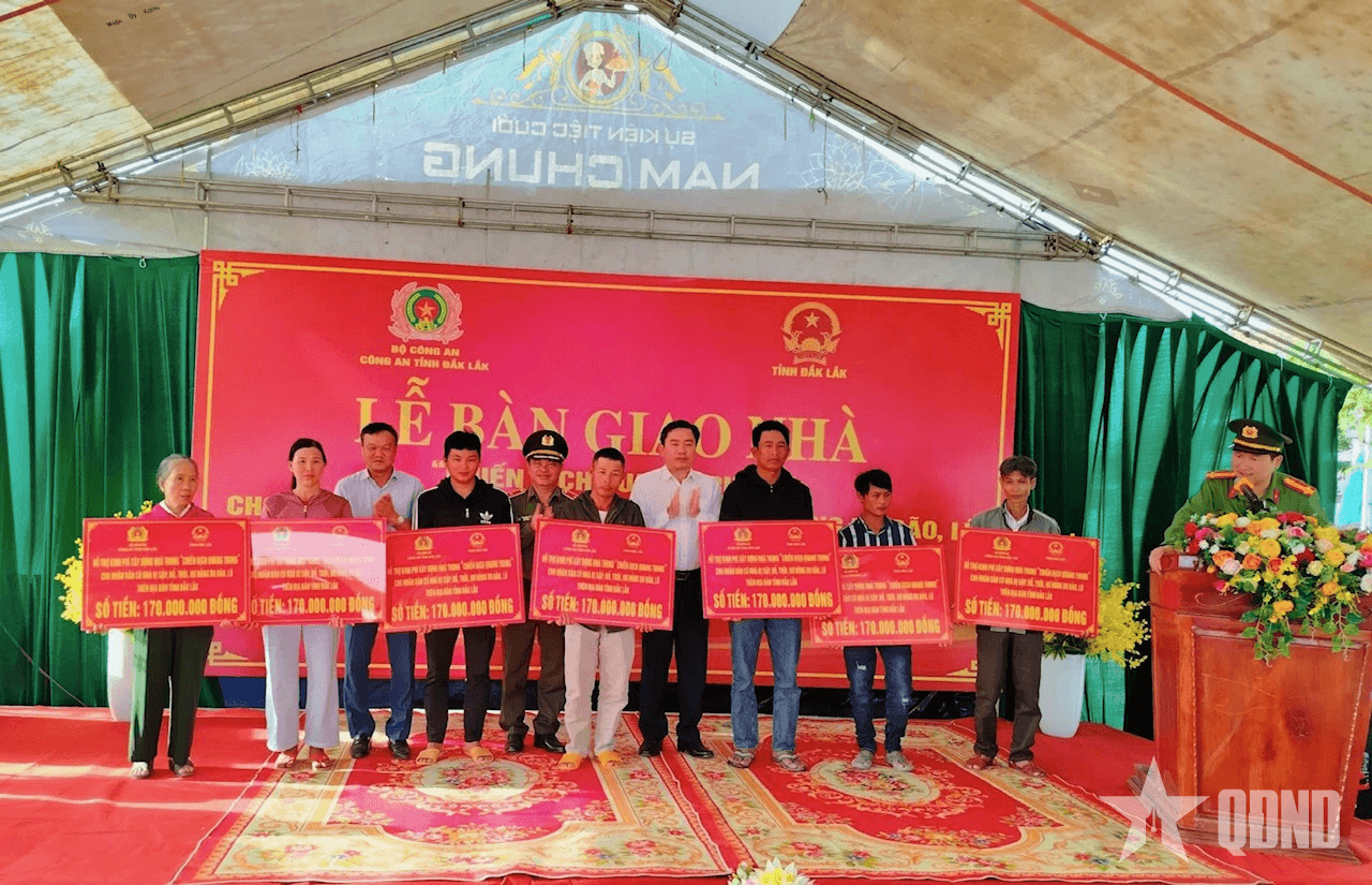 Công an tỉnh Đắk Lắk hoàn thành và bàn giao 176 ngôi nhà trong “Chiến dịch Quang Trung”