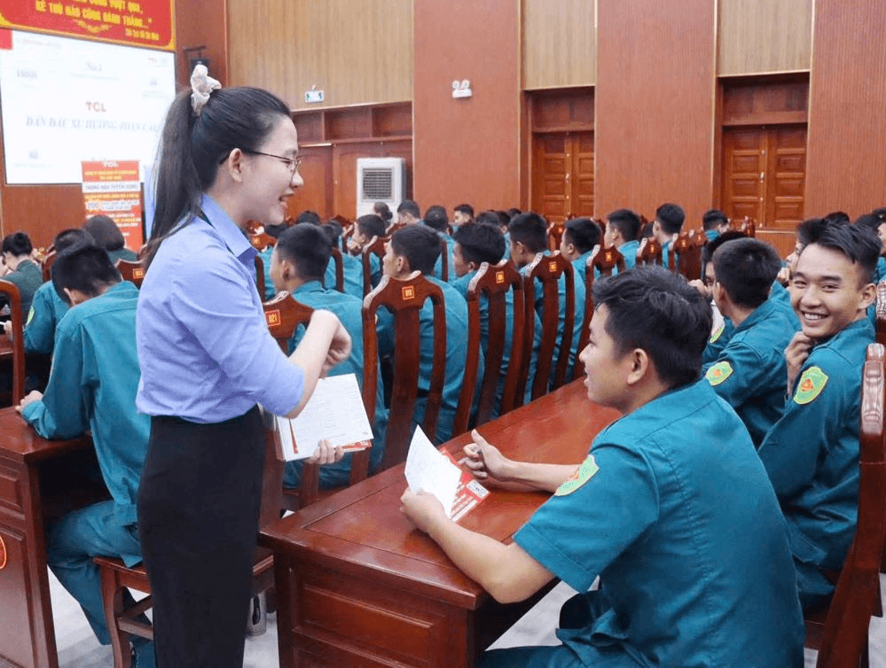 Giới thiệu việc làm, khích lệ thanh niên nhập ngũ