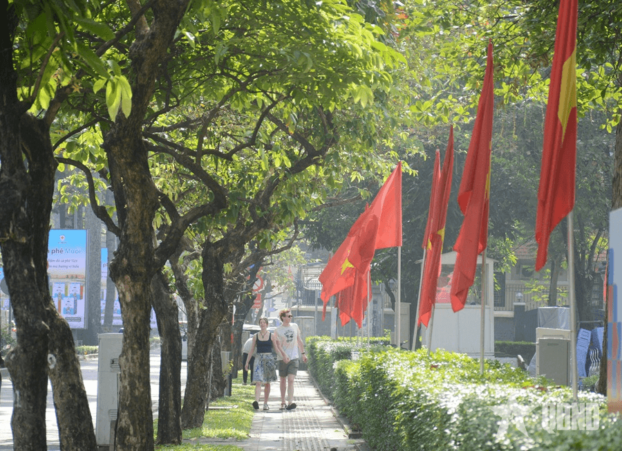 Khoác "áo mới" để thành phố vào xuân