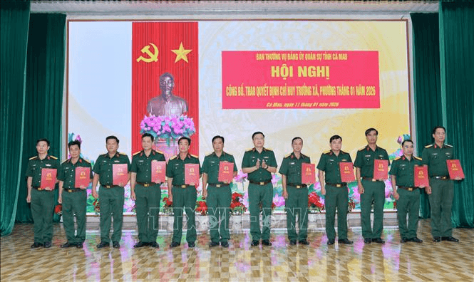 Trao quyết định điều động, bổ nhiệm Chỉ huy trưởng Ban Chỉ huy quân sự cấp xã
