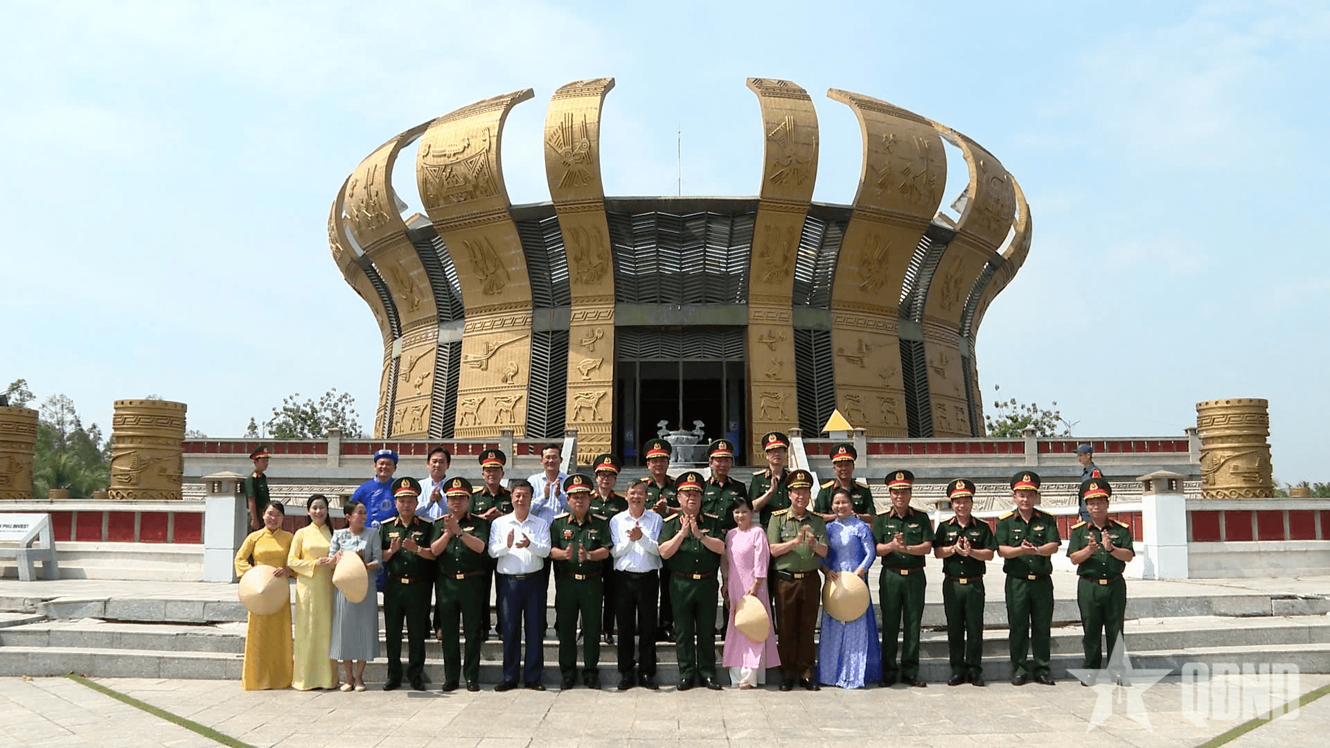 Đoàn công tác Quân ủy Trung ương, Bộ Quốc phòng dâng hương tại Đền thờ Vua Hùng