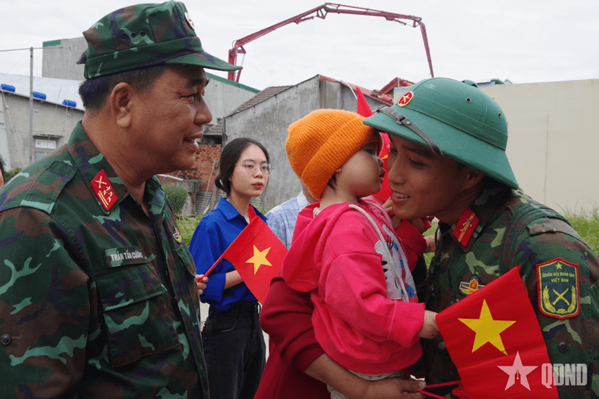 "Chiến dịch Quang Trung": Nhân dân lưu luyến chia tay bộ đội về đơn vị
