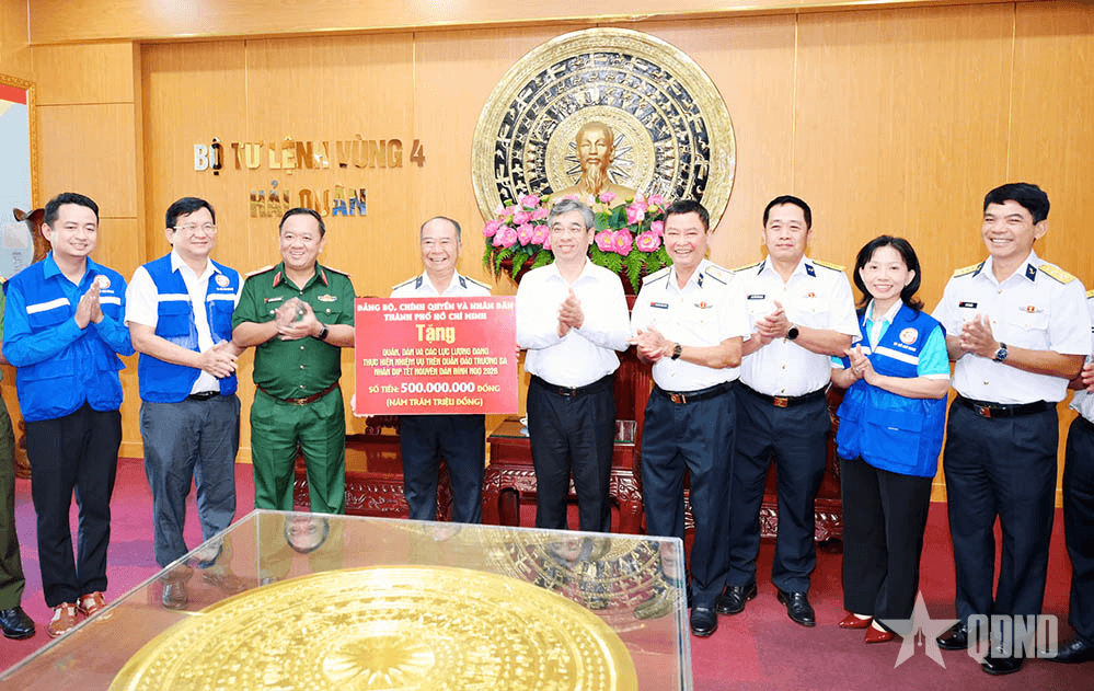 Đoàn công tác TP Hồ Chí Minh thăm Trường Sa: Vì biển, đảo quê hương - Vì tuyến đầu Tổ quốc