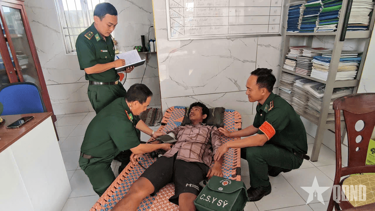 Cà Mau: Kịp thời ứng cứu 3 ngư dân gặp nạn trên biển