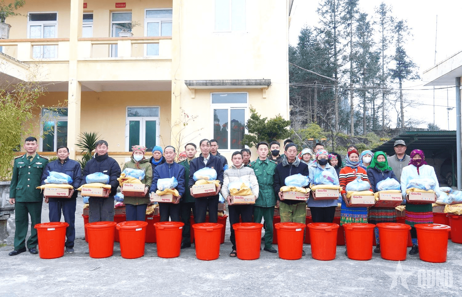 Xuân Biên phòng - Ấm lòng dân bản: Mang Tết trọn vẹn đến đồng bào vùng biên Tuyên Quang