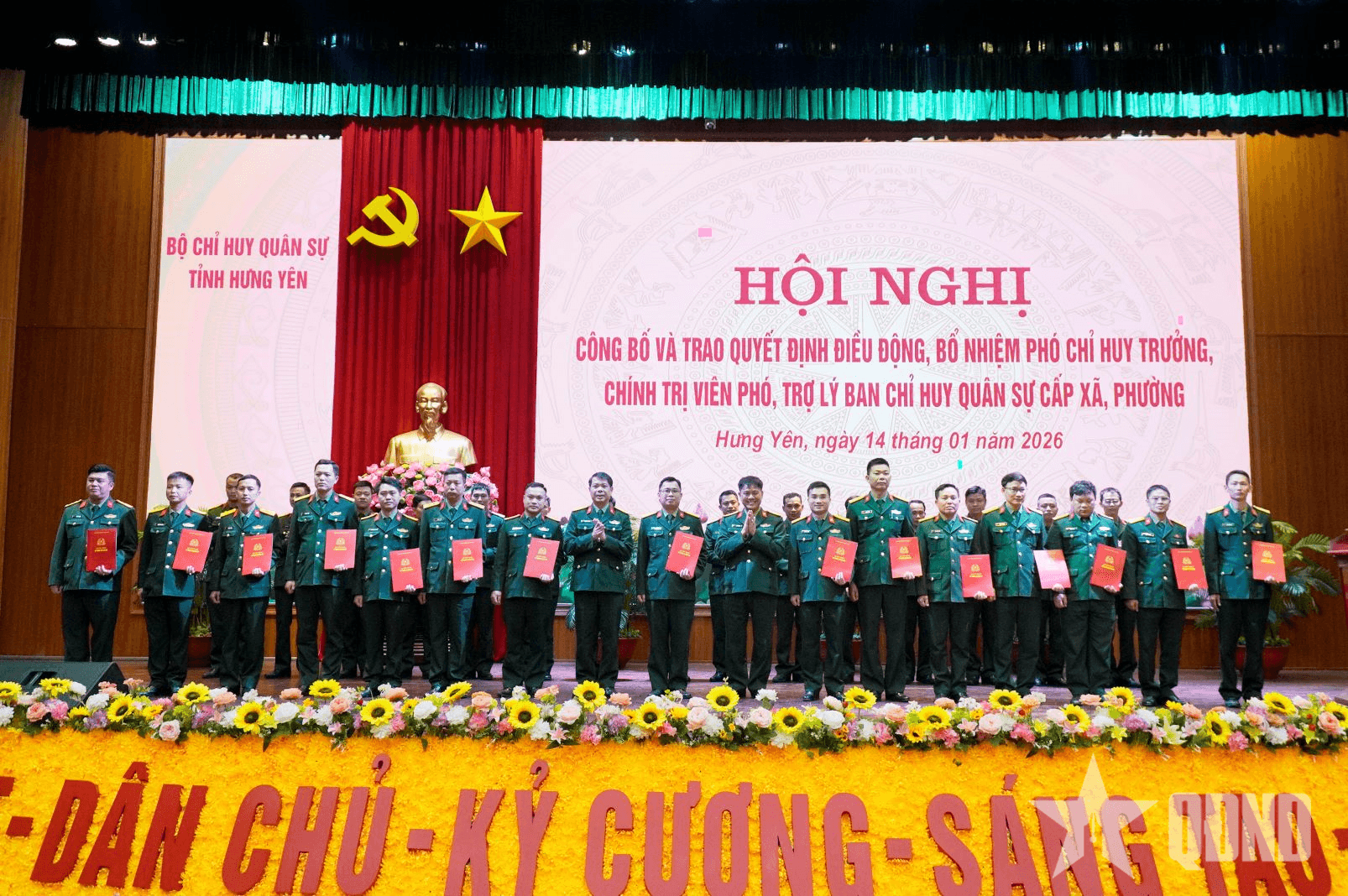 Bộ CHQS tỉnh Hưng Yên trao quyết định điều động, bổ nhiệm cán bộ chỉ huy Ban CHQS xã, phường