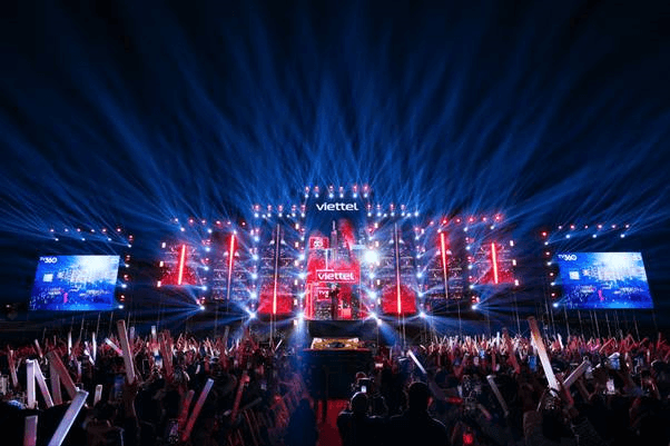 Y-FEST “đốt cháy” Quảng trường Lam Sơn, gần 10.000 khán giả hòa nhịp cùng âm nhạc và công nghệ
