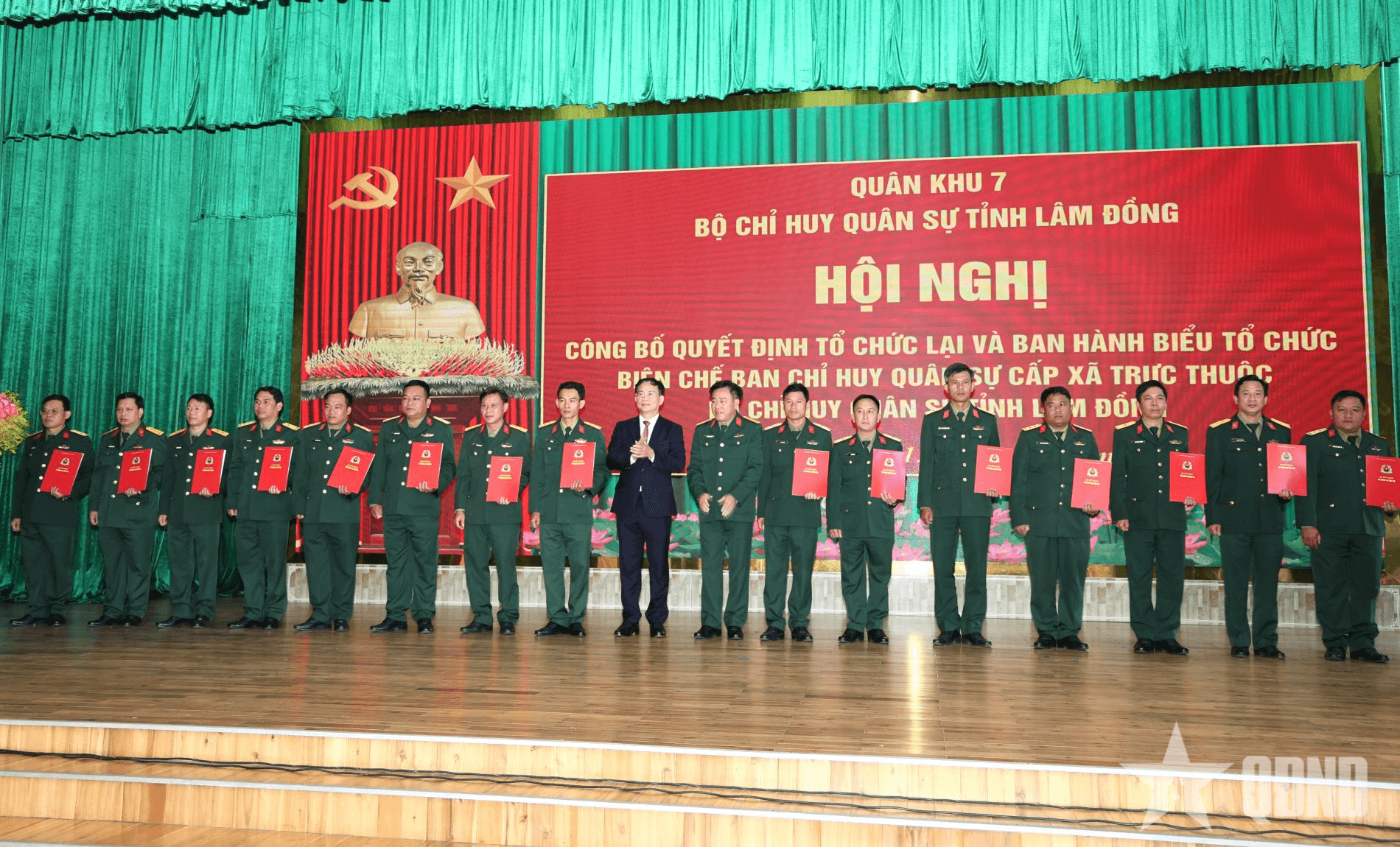 Lâm Đồng: Công bố quyết định tổ chức lại Ban chỉ huy quân sự cấp xã