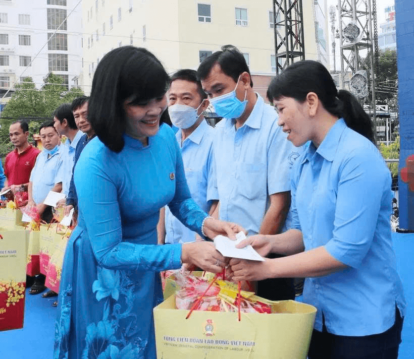 Hà Nội: Hơn 5,4 tỷ đồng quà Tết cho hộ cận nghèo, người cao tuổi hoàn cảnh khó khăn