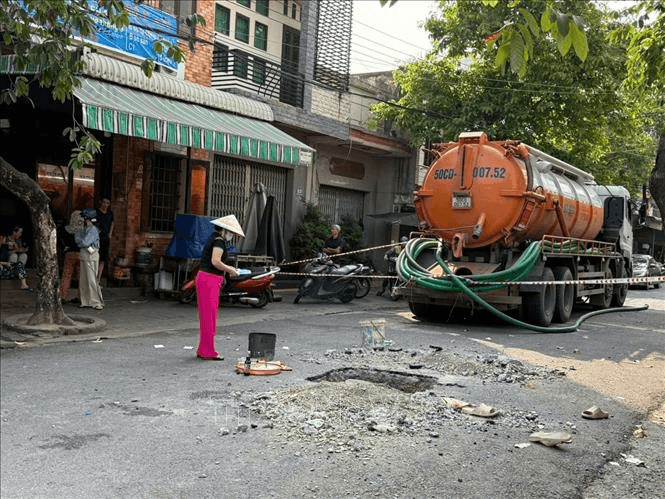 TP Hồ Chí Minh: Hai công nhân tử vong dưới hố ga