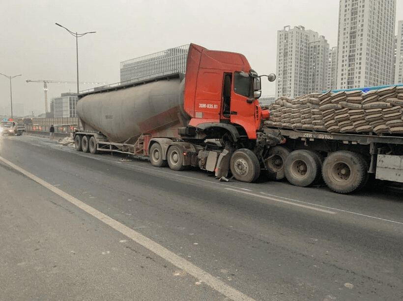 Tai nạn giữa hai ô tô đầu kéo trên Vành đai 3