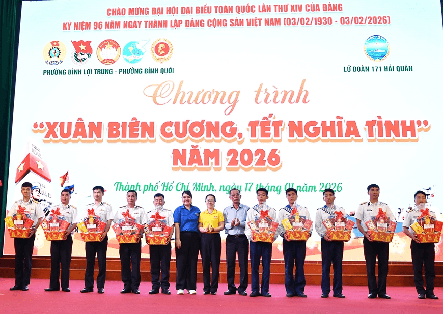 Đoàn viên, thanh niên TP Hồ Chí Minh tham quan tàu Vùng 2 Hải quân