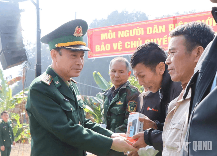 "Xuân Biên phòng" tại Lai Châu: Bộ đội tặng nhân dân điện thoại thông minh