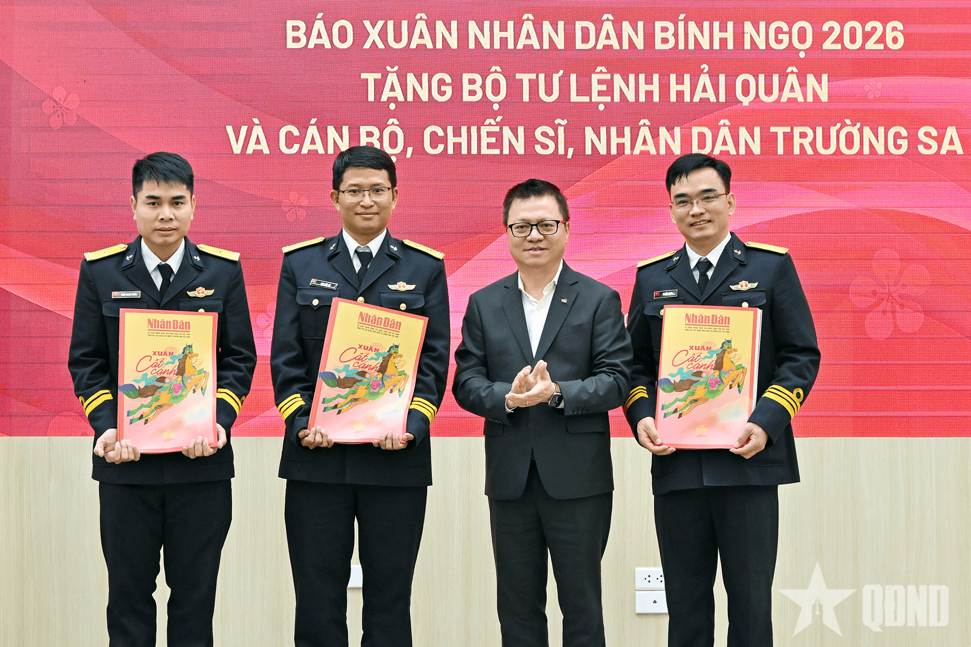 “Xuân cất cánh” - báo Xuân ra Trường Sa cùng quân dân đón Tết