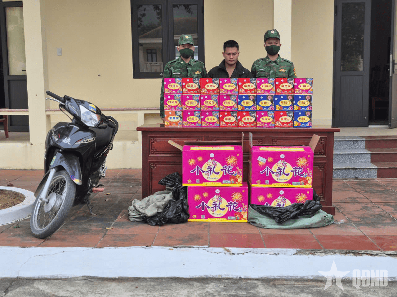 Bộ đội Biên phòng bắt đối tượng vận chuyển pháo hoa nổ trái phép
