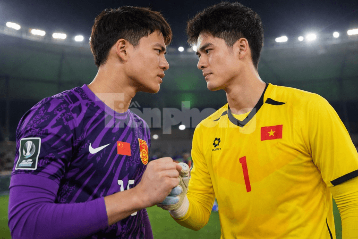 Màn “so găng” thú vị giữa thủ môn Trung Kiên và Li Hao