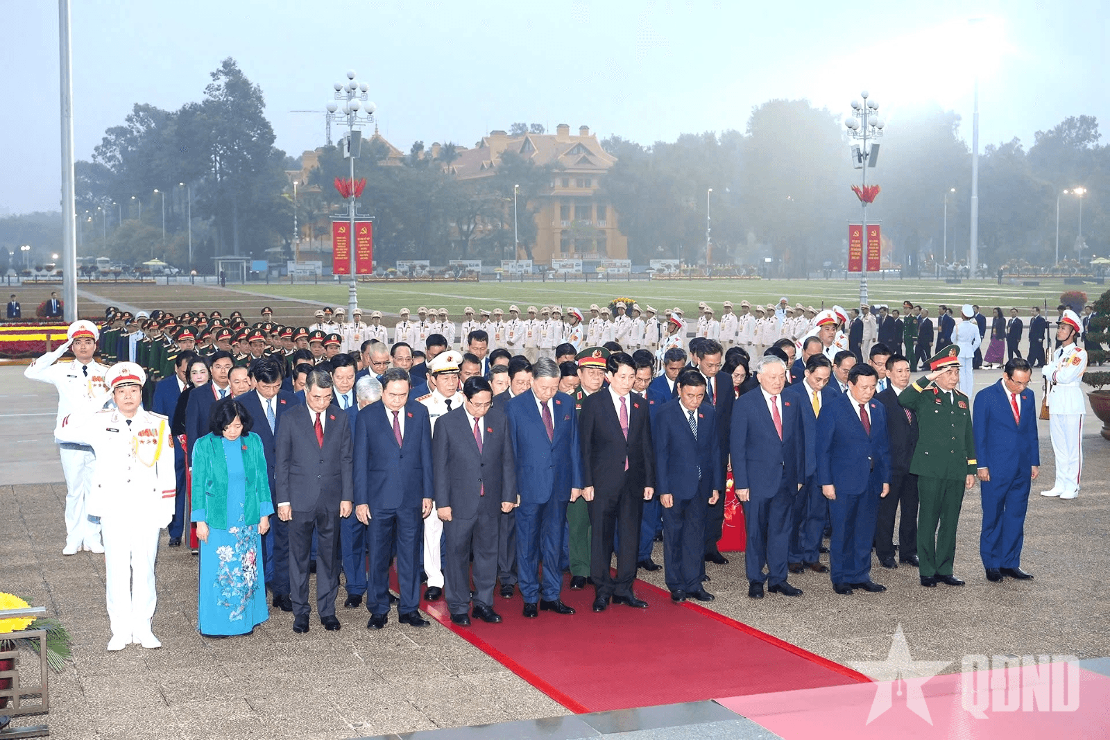 Đoàn đại biểu dự Đại hội XIV của Đảng vào Lăng viếng Chủ tịch Hồ Chí Minh