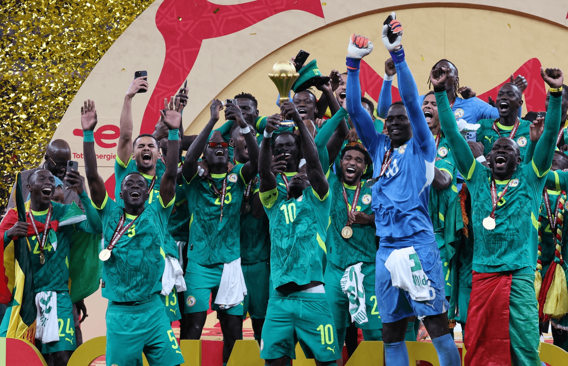 Senegal vô địch châu Phi sau trận chung kết bóng đá hỗn loạn