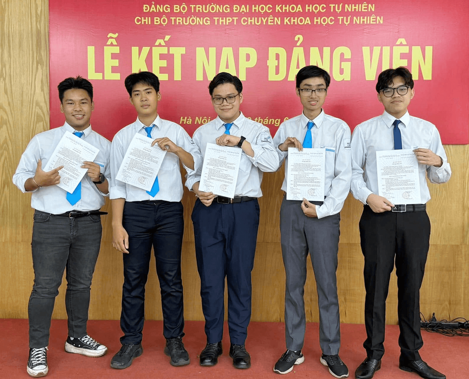"Cậu bé vàng" vào Đảng để nguyện đi đúng hướng