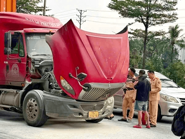 Kịp thời khống chế đám cháy từ xe container khi đang lưu thông trên Quốc lộ 5A