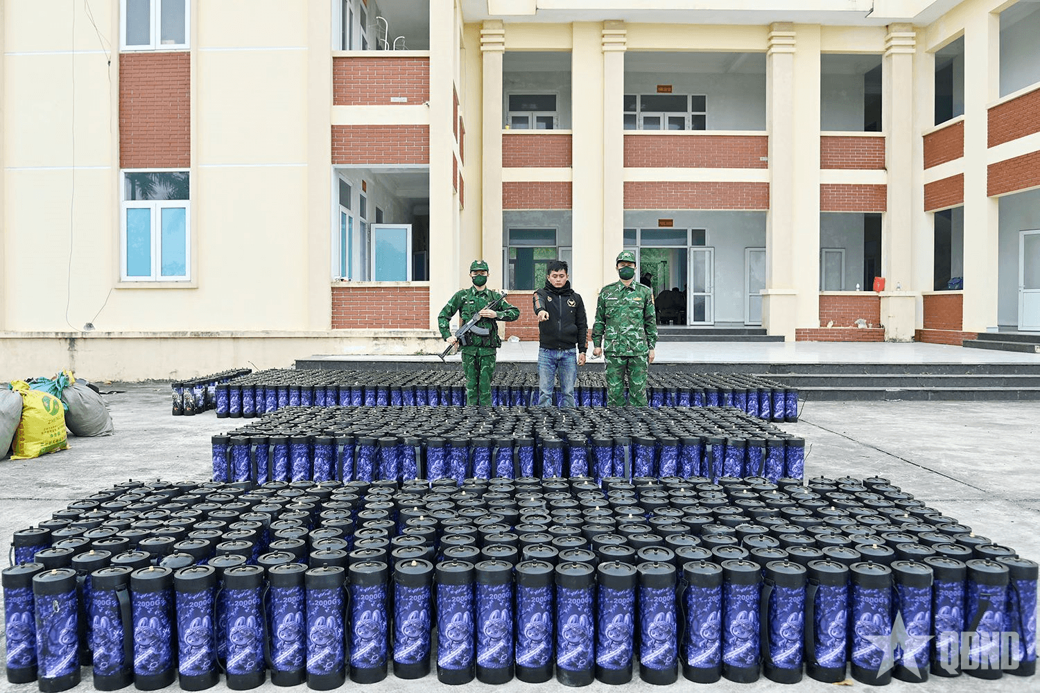 Bộ đội Biên phòng tỉnh Quảng Ninh bắt giữ vụ vận chuyển số lượng lớn bình khí cười