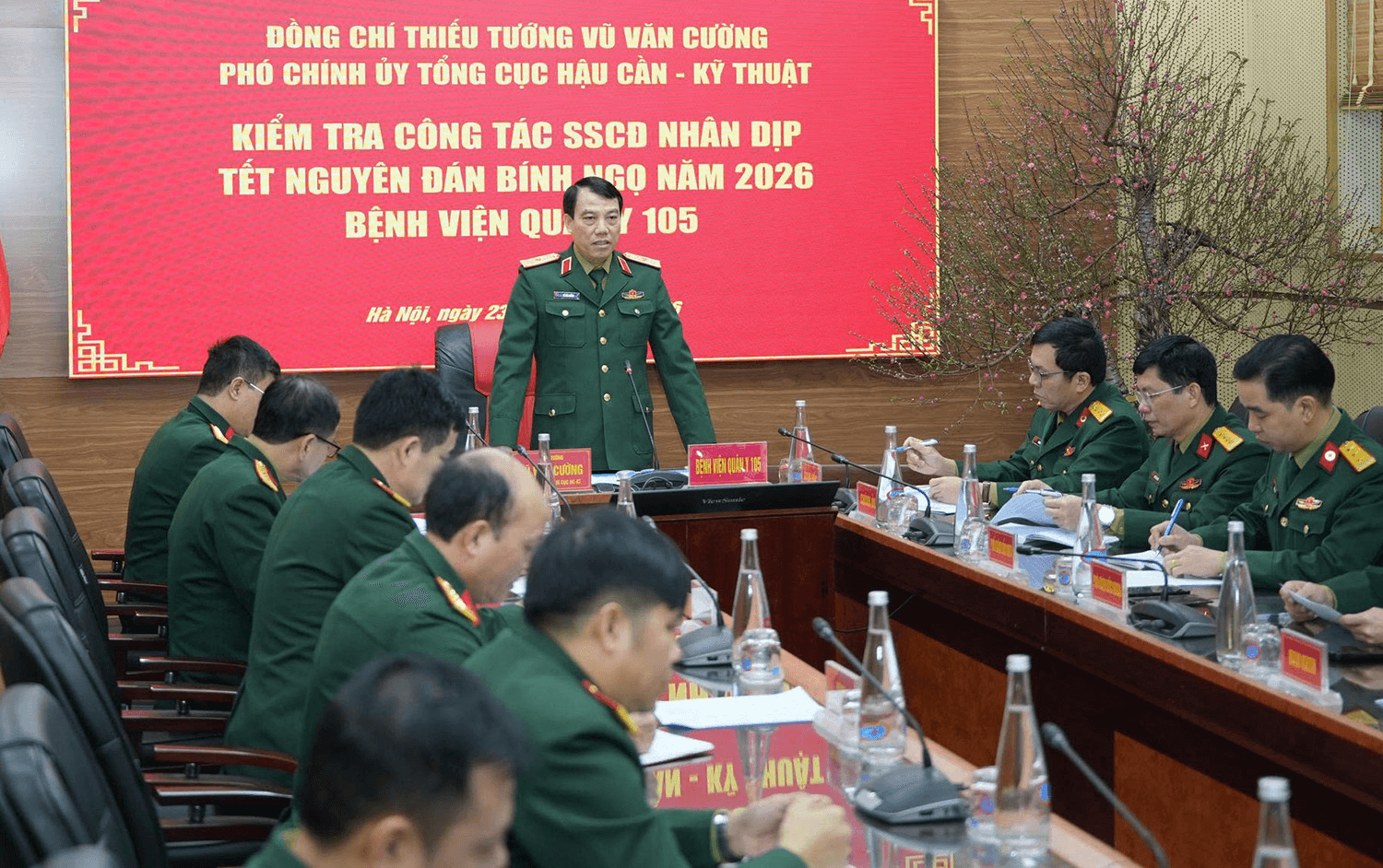 Bệnh nhân đang điều trị tại Bệnh viện Quân y 105 được tặng nhiều phần quà