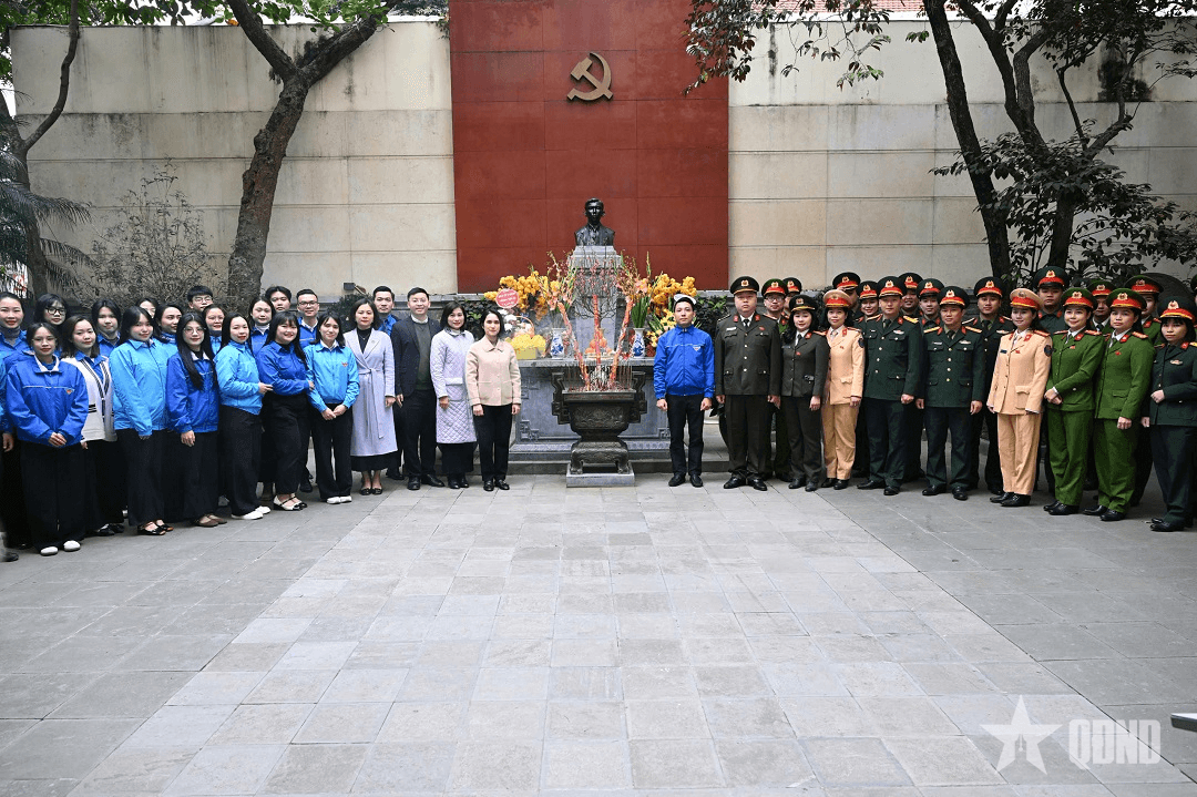 Tuổi trẻ phường Hoàn Kiếm và Báo Quân đội nhân dân dâng hương, tưởng niệm Tổng Bí thư Trần Phú