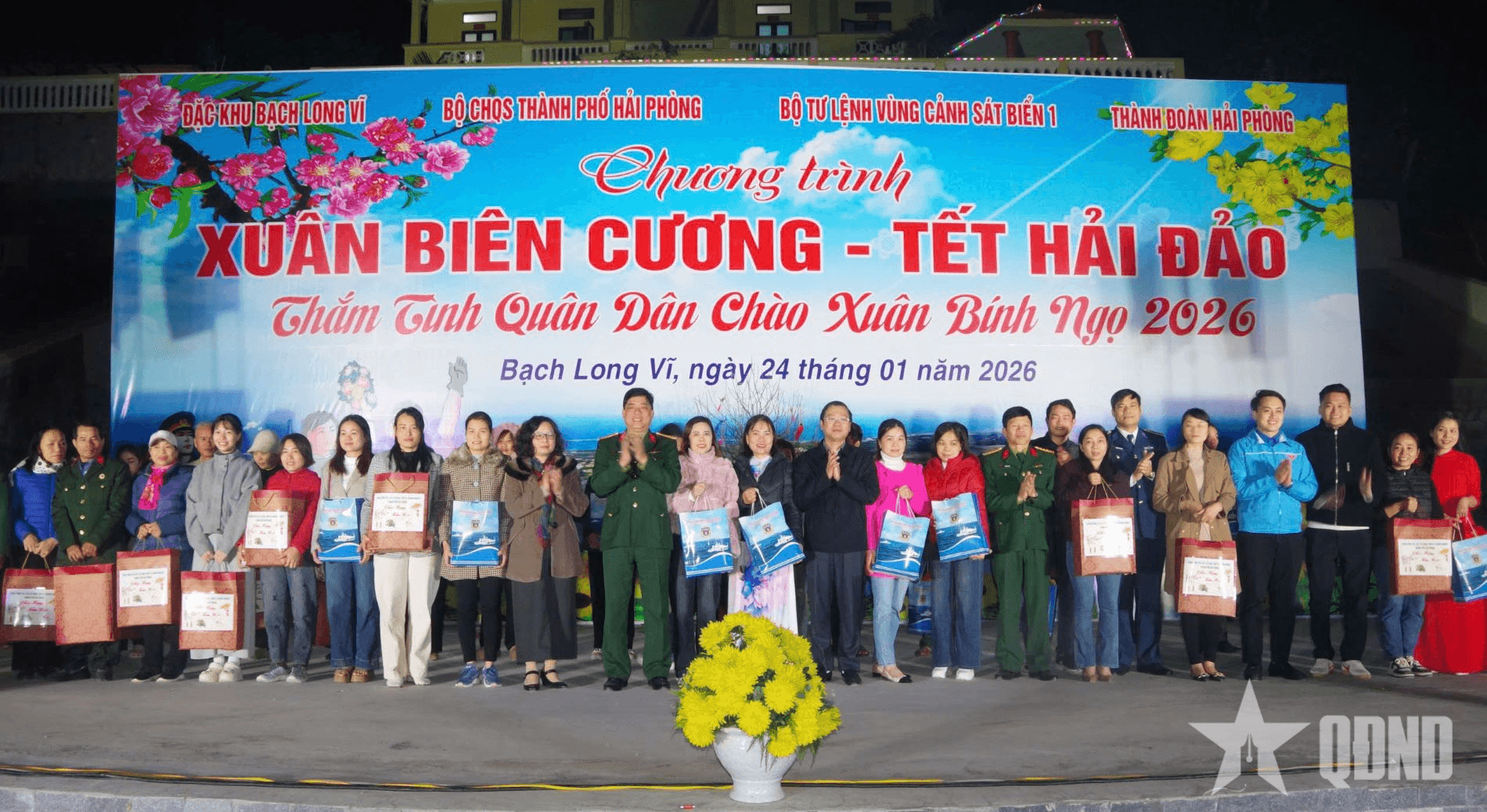 Tết sớm thắm tình quân dân