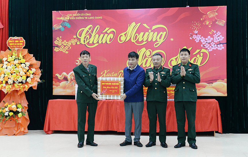 Thượng tướng Lê Quang Minh thăm, tặng quà Trung tâm Điều dưỡng thương binh Lạng Giang và Trung tâm Điều dưỡng người có công tỉnh Bắc Ninh