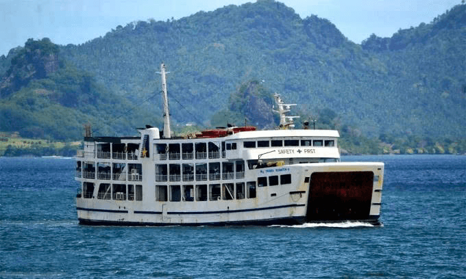 Chìm phà chở hơn 350 người ở Philippines, ít nhất 8 người thiệt mạng