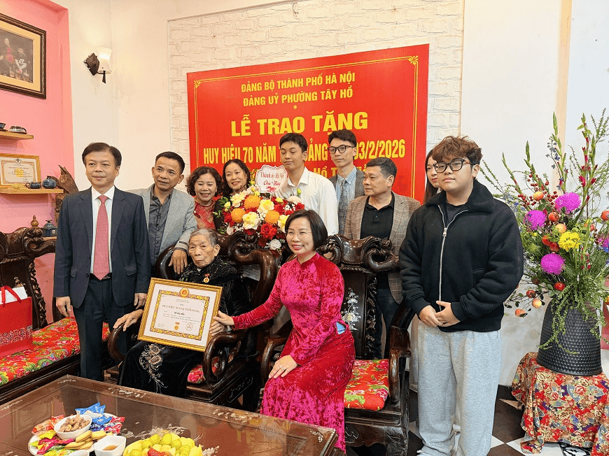 Hà Nội: Các địa phương long trọng tổ chức Lễ trao tặng Huy hiệu Đảng đợt 3-2