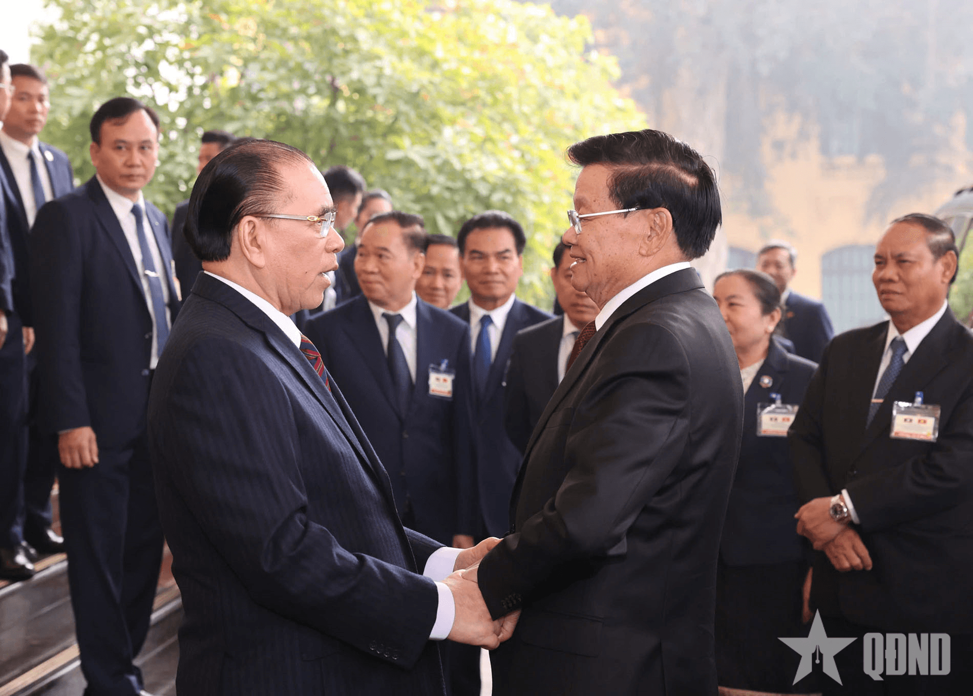 Tổng Bí thư, Chủ tịch nước Lào thăm nguyên Tổng Bí thư Nông Đức Mạnh