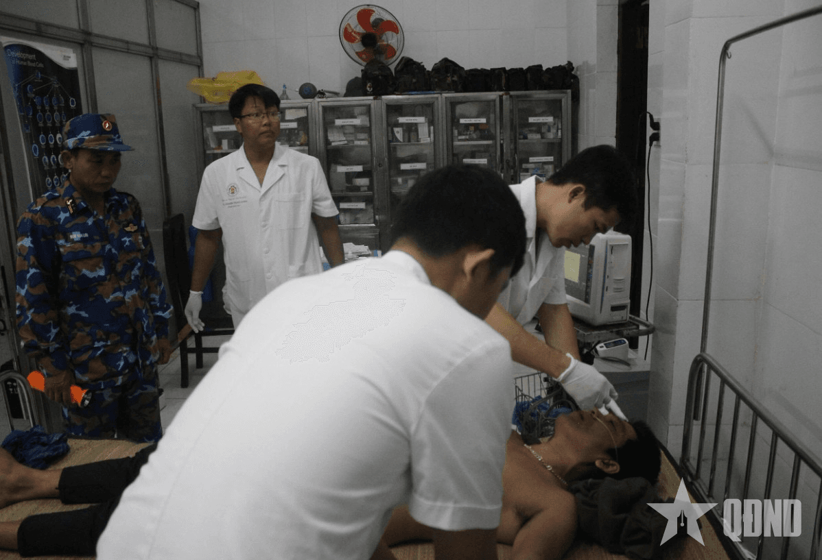 Bệnh xá đảo Song Tử Tây cấp cứu ngư dân tiên lượng nặng