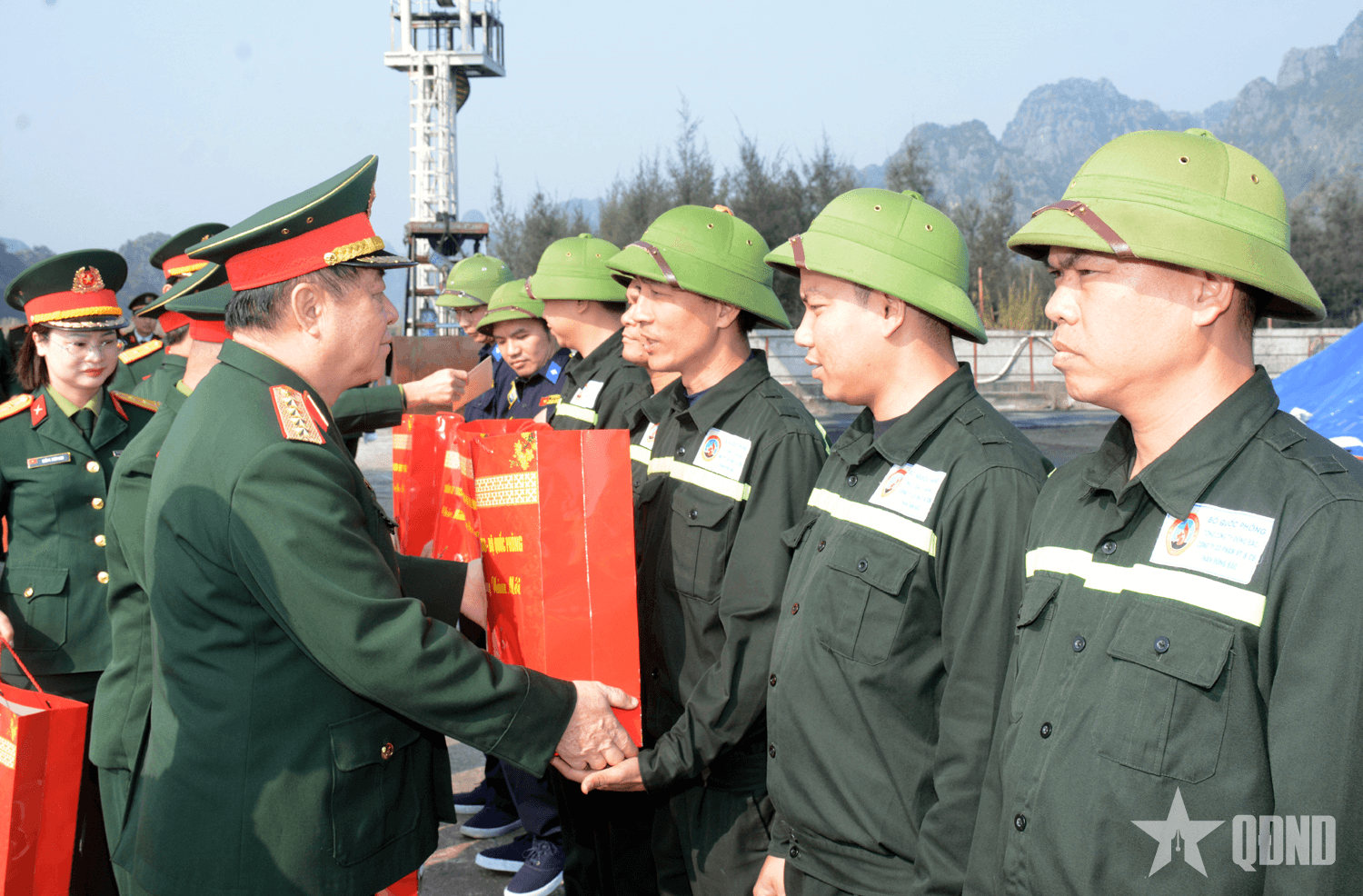 Đại tướng Nguyễn Trọng Nghĩa thăm, tặng quà người lao động một số đơn vị thuộc Binh đoàn 19