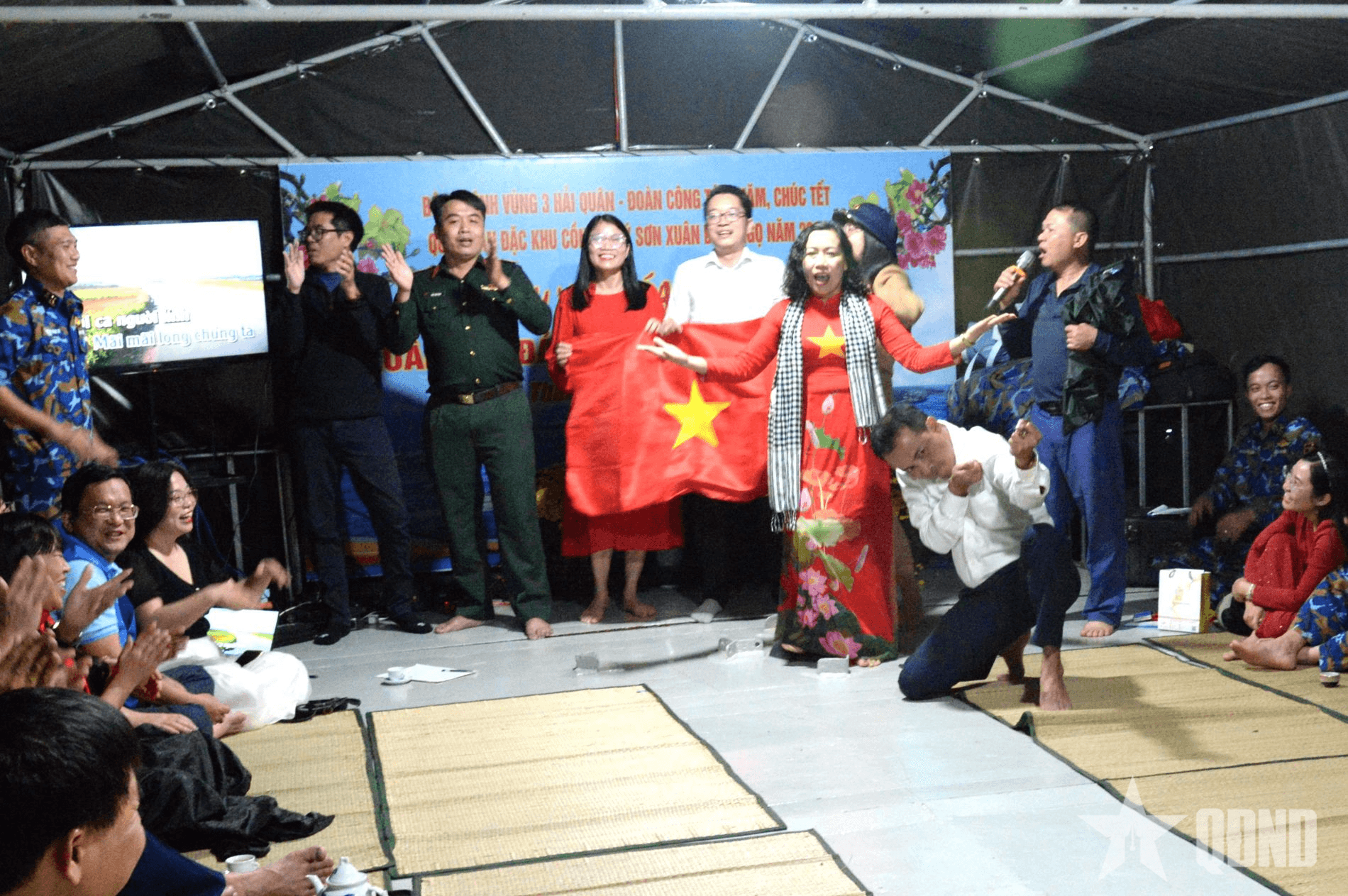 Giao lưu văn nghệ “Xuân hải đảo - Ấm tình quân dân” giữa trùng khơi