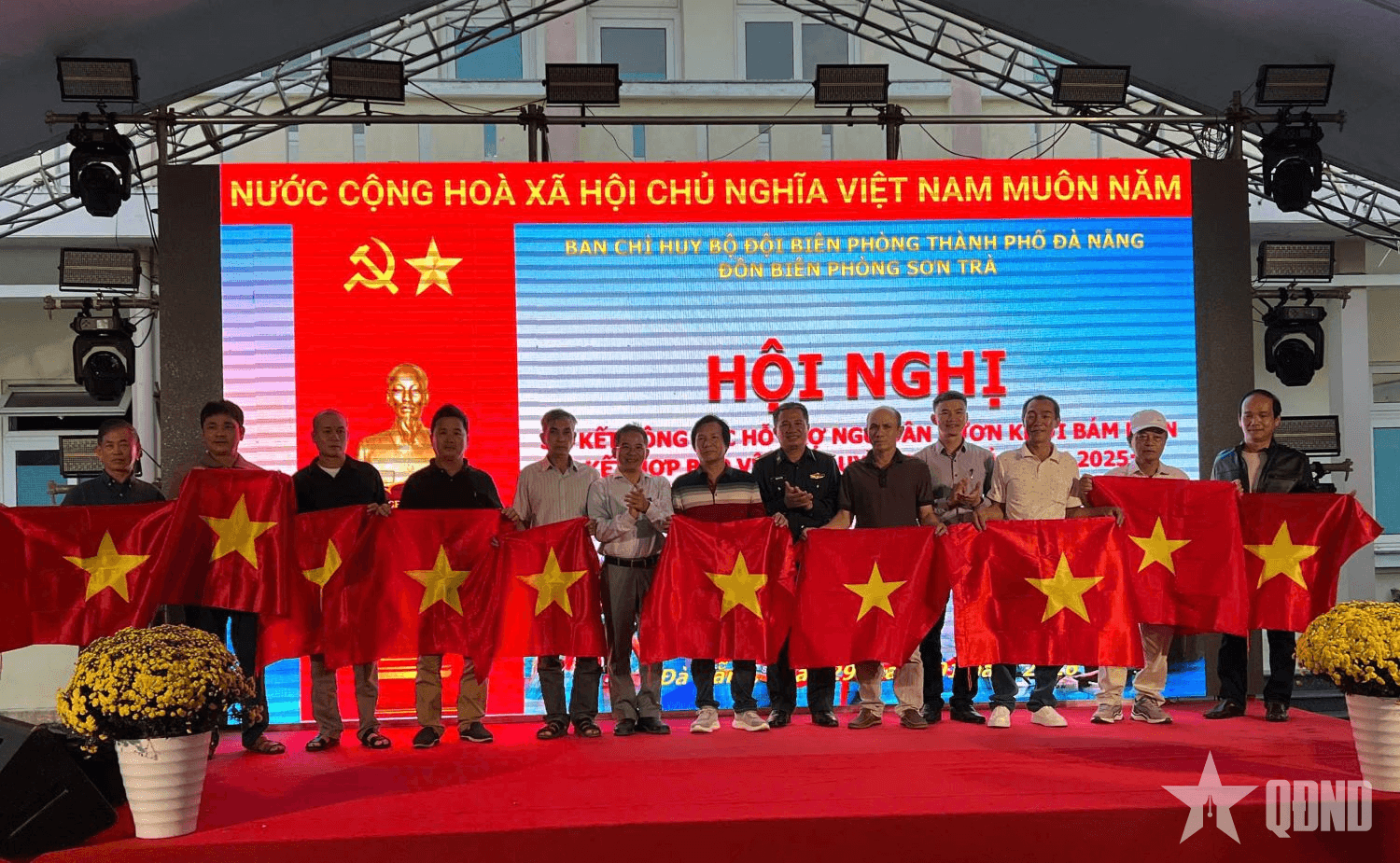 Đồn Biên phòng Sơn Trà hỗ trợ ngư dân vươn khơi kết hợp bảo vệ chủ quyền biển đảo