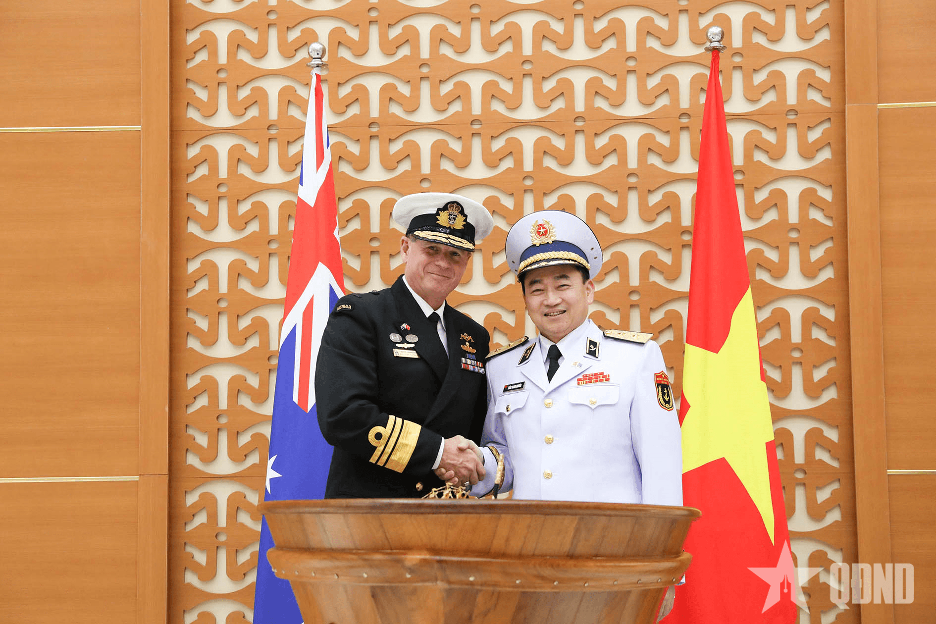 Tư lệnh Hải quân Hoàng gia Australia thăm và làm việc tại Việt Nam