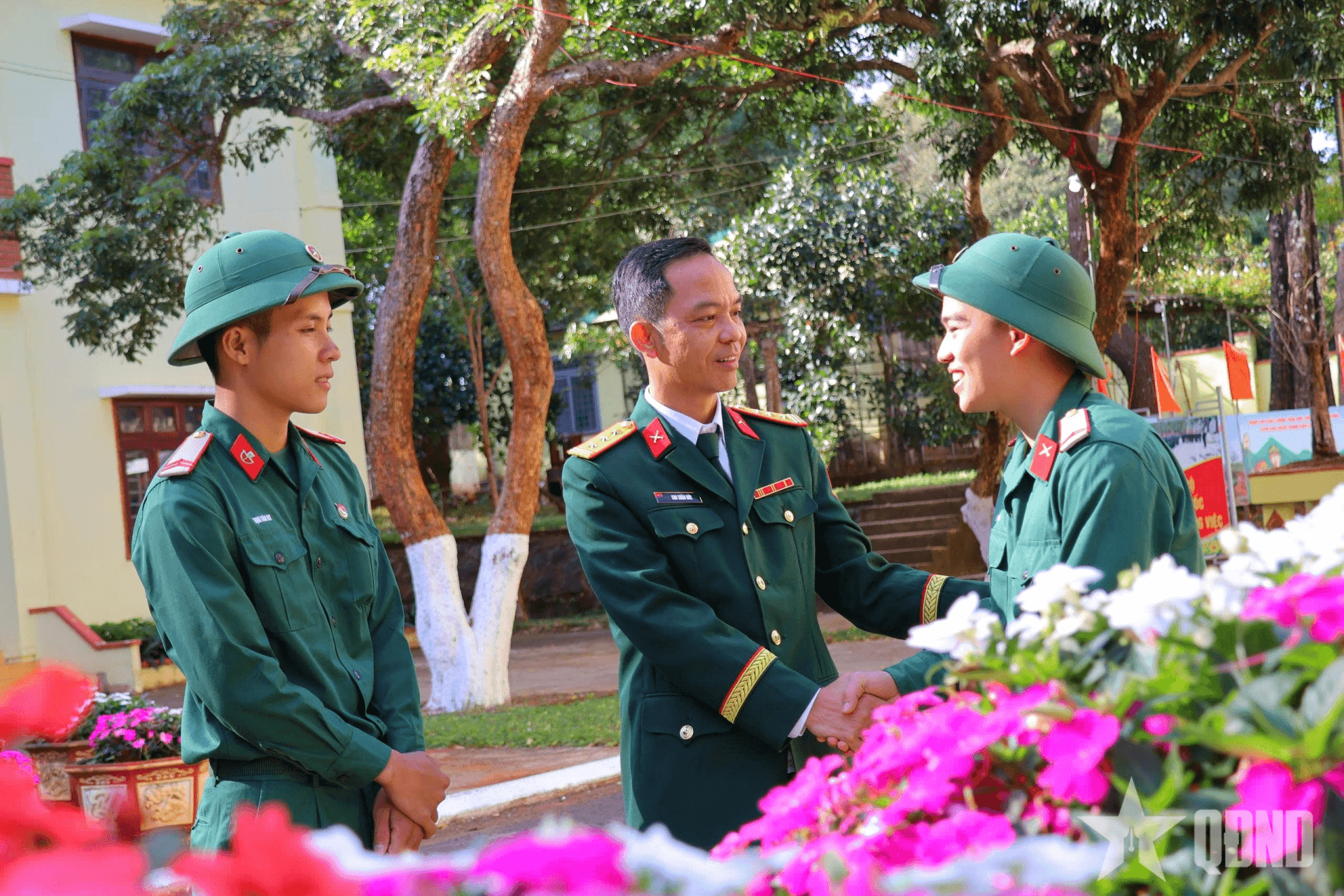 Thanh xuân rực rỡ trong màu áo lính