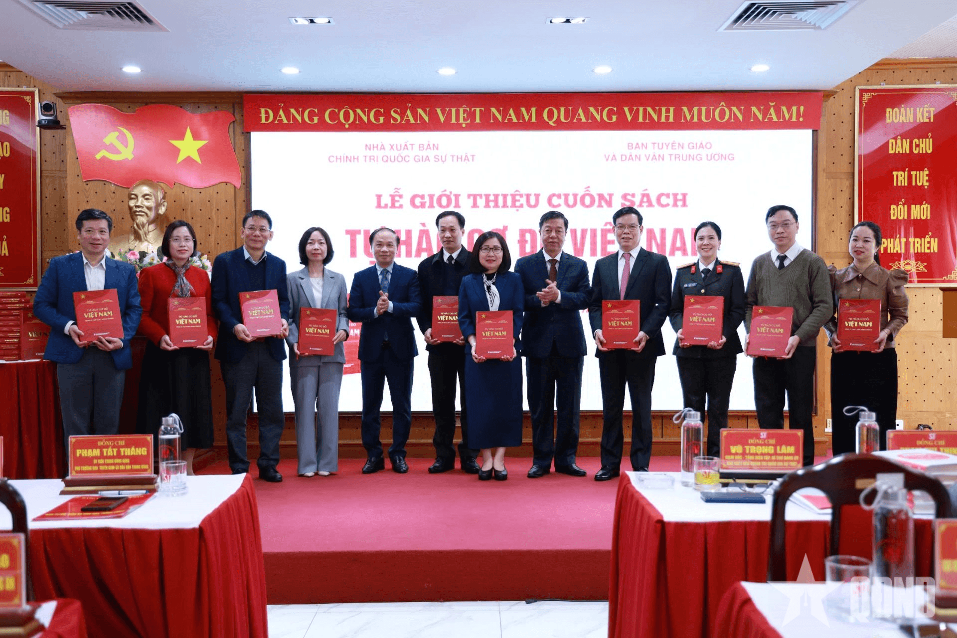 Ra mắt cuốn sách “Tự hào cơ đồ Việt Nam”