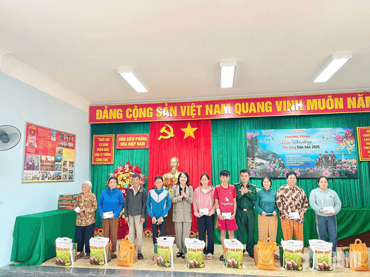 Bộ đội Biên phòng tỉnh Đắk Lắk gói bánh chưng, trao tiền tặng dân sửa nhà đón Tết