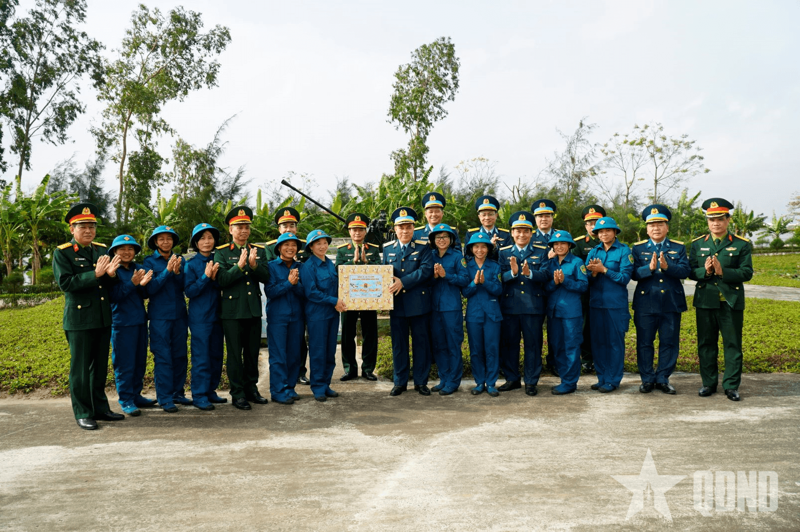 Bộ CHQS tỉnh Hưng Yên kiểm tra sẵn sàng chiến đấu, chúc Tết Đại đội Dân quân gái